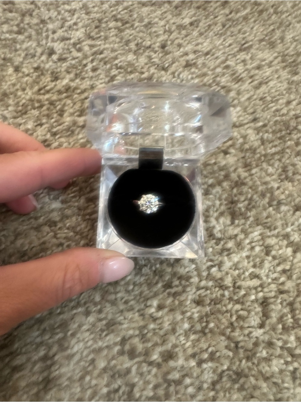 Classic 2 carat Solitaire Round-Cut Moissanite  Ring in 10k gold. - Picture 2 of 7
